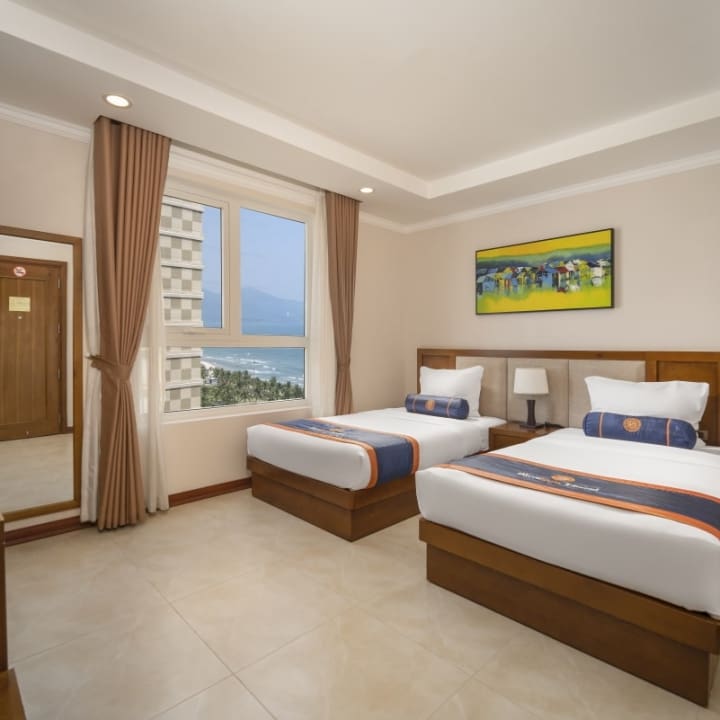Home 25 Khach san 4 sao Da Nang Deluxe King Twin 01 1200x800 min
