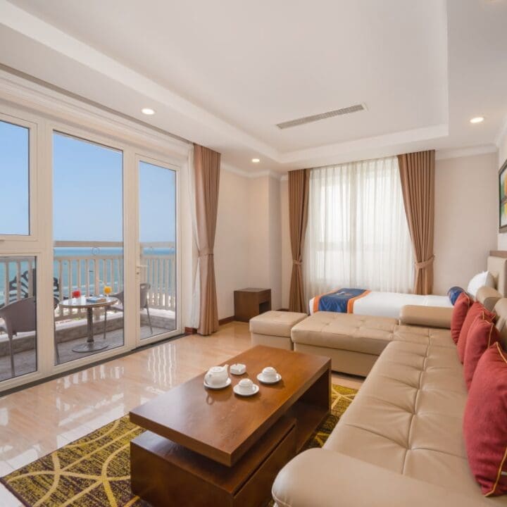 Home 10 Khach san 4 sao Da Nang Suite Triple 04 1200X800 min 1