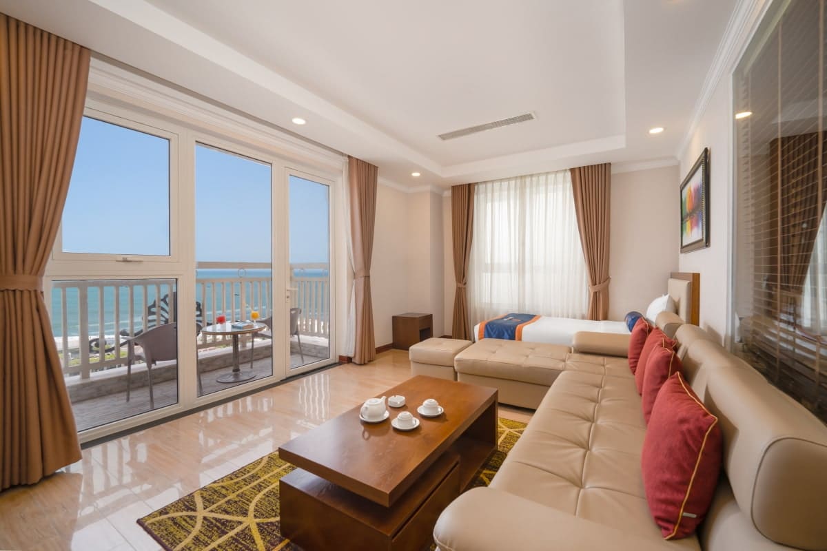 Khach san 4 sao Da Nang Suite Triple 04 1200X800 min 1