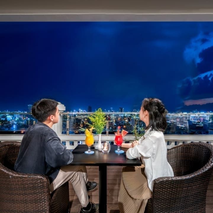 Khach san 4 sao Da Nang Skybar 01 1200x800 min