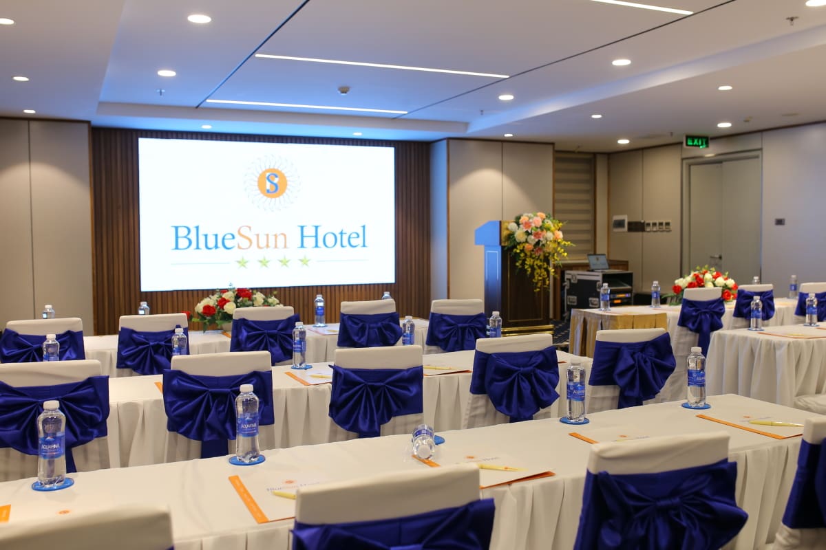 Khach-san-4-sao-Da-Nang-meeting-room-01-1200x800