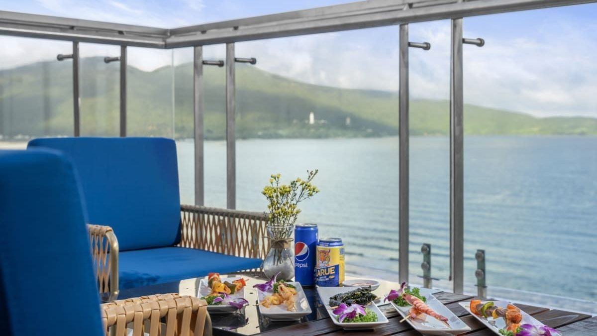 Ocean Terrace Bar and Pool